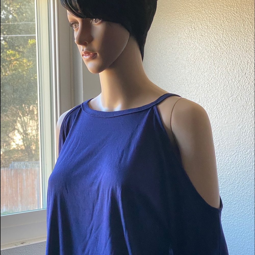 Women jersey with peekaboo shoulders